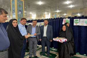 تقدیر از کارمندان نمونه شبکه بهداشت و درمان و بیمارستان شهرستان سروستان در نماز جمعه