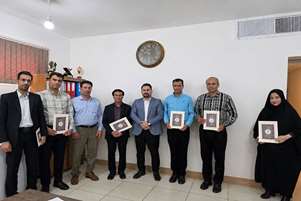 تقدیر رئیس شبکه بهداشت و درمان شهرستان سروستان در جلسه ای از خبرنگاران شهرستان سروستان
