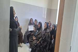 برگزاری دوره آموزشی خودمراقبتی برای پیشگیری و کنترل سرطان در خانه بهداشت سیف‌آباد سروستان در هفته سلامت